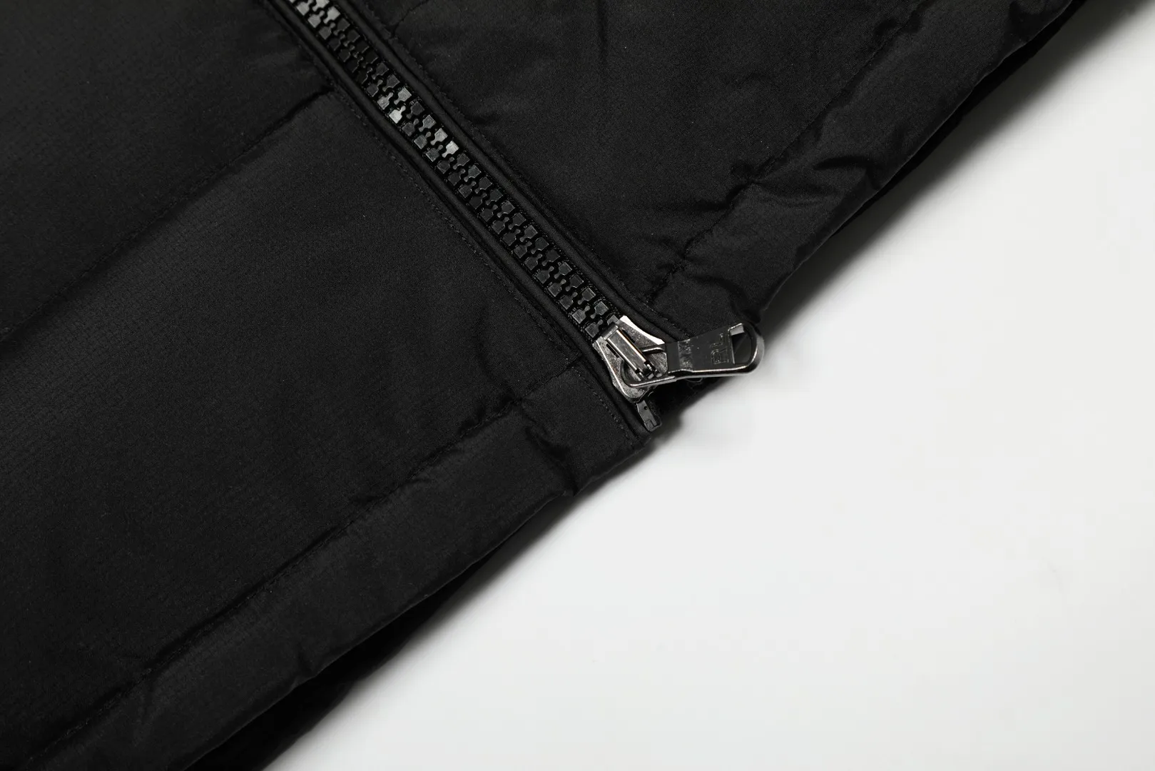 P720 Top quality" Style number: 9003# [Ralph Lauren winter basic classic embroidered men's and women's couple's same style hooded down jacket] ✅Ralph Lauren American retro chest zipper high version top-fill winter down jacket ✅100% high-quality white duck down, high version top-fill capacity ✅Double-layer inner velvet to strictly prevent velvet running ✅Built-in adjustable drawstring, windproof and coldproof, considerate and in place ✅Original version The maximum size can be worn up to 200 pounds. Loose and comfortable, no pressure. ✅Same style for male and female couples. Recommended OOTD outfits in winter~ Size: S-XL Color: Black, milky white, khaki, navy blue, military green